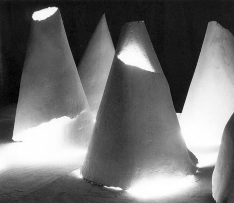DUE / SOULS
2000, instalace, sdra, 110x200x240 cm / installation, plaster