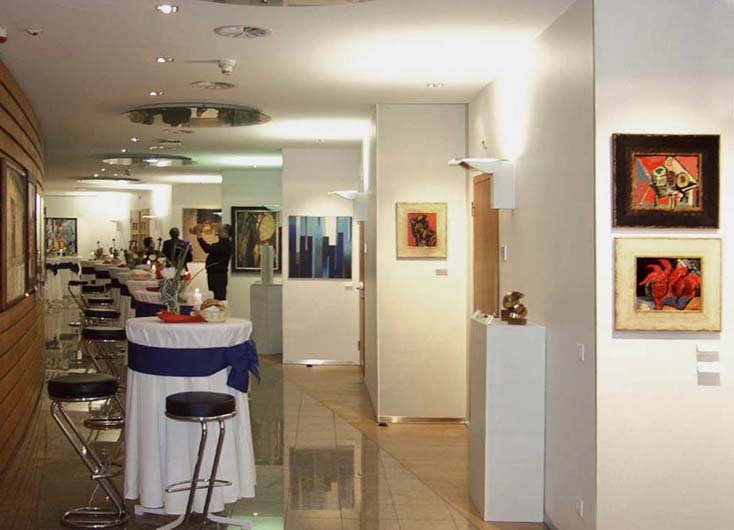 Instalace obrazů v chodbách administrativního traktu