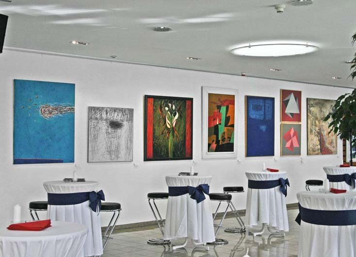 Instalace obrazů ve vestibulu