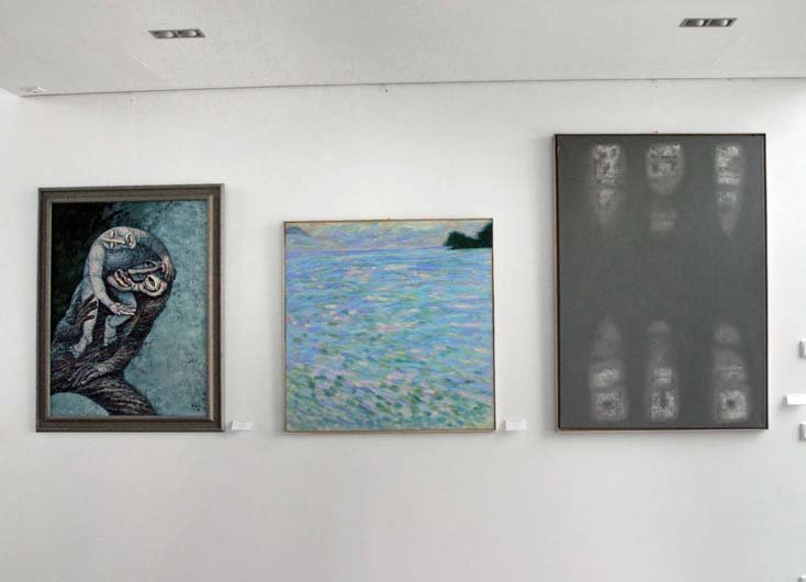 Instalace obrazů ve vstupním foyeru