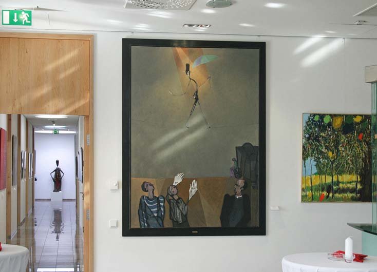 Instalace na chodbách v administrativní budově, uprostřed obraz Zdeňka Vacka